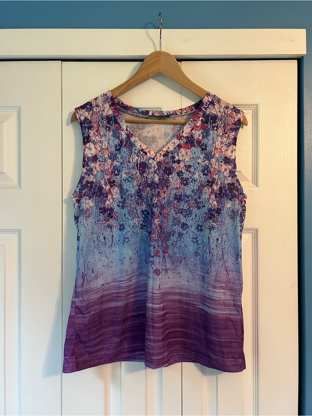 Sleeveless V-Neck Floral Ombre Tank Top - Purple